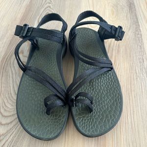 Chaco size 9 wide sandals